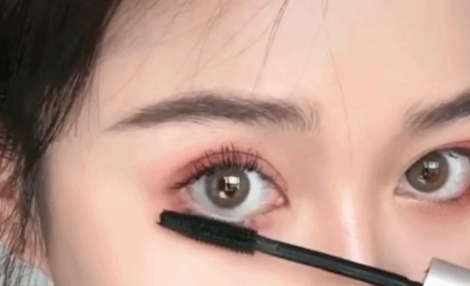 种睫毛的女生,女生种睫毛前后对比