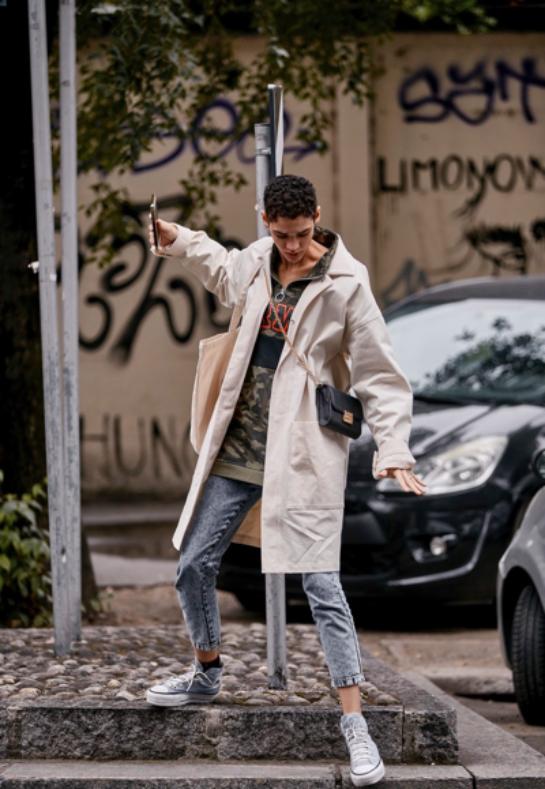 快get百搭卫衣穿出时髦和前卫,怎么把颜色鲜亮的卫衣穿出时尚感