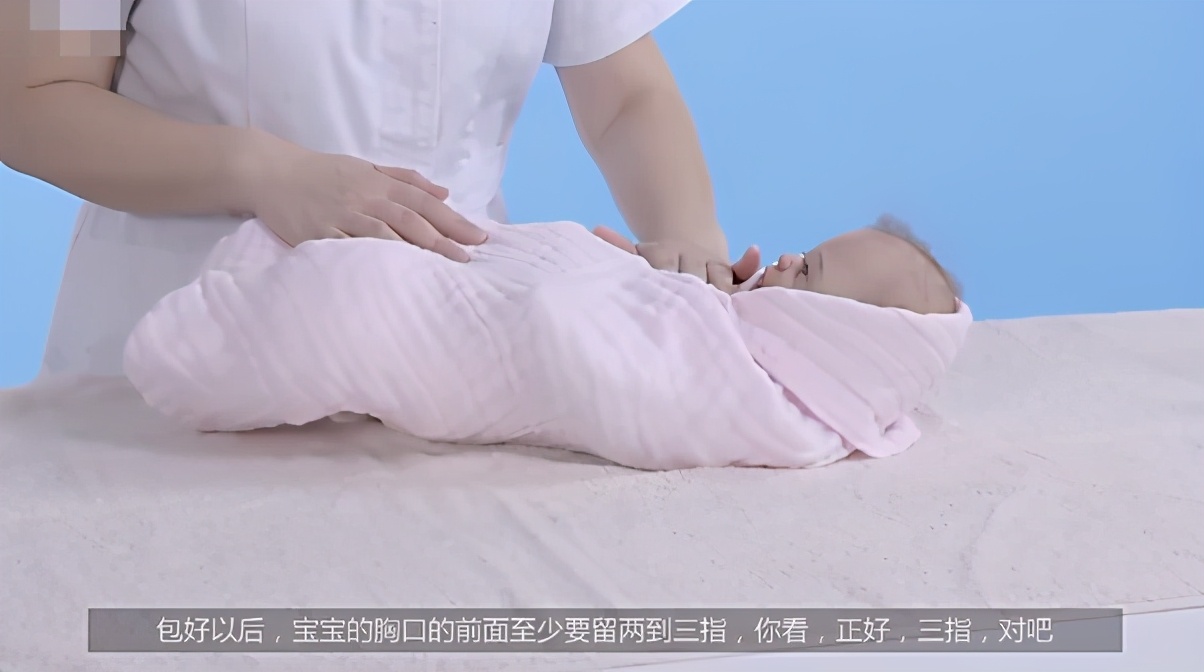 医生包小孩的方法,如何给新生儿换包被不哭