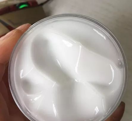 女人晚上擦脸的护肤品,女人睡前用什么擦脸好