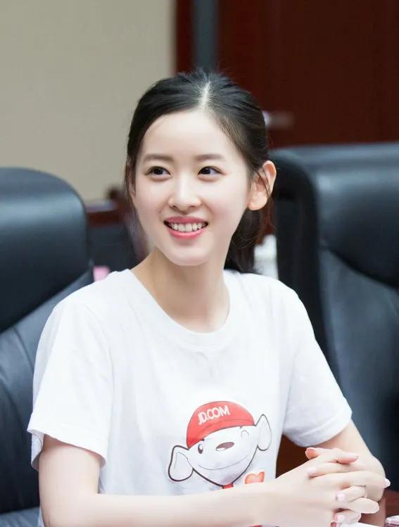 章泽天身价584亿是怎么算出来的,章泽天太太近照