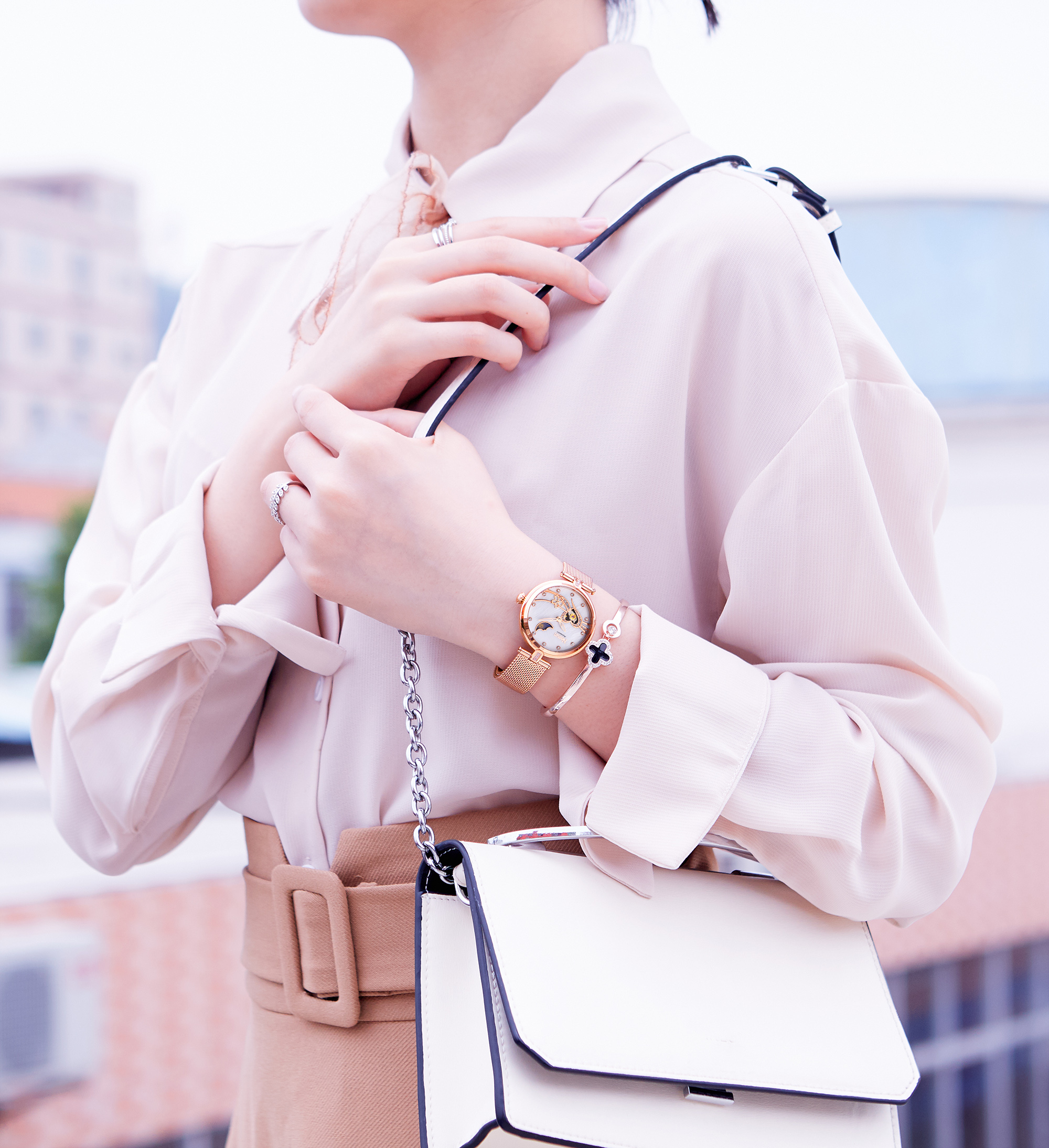 出门没有好看的配饰是不行的,出门手表找不到了