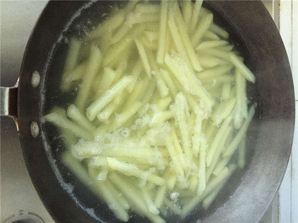 在家自制薯条比买的还要酥脆爽口,如何把薯条做得像肯德基一样好吃