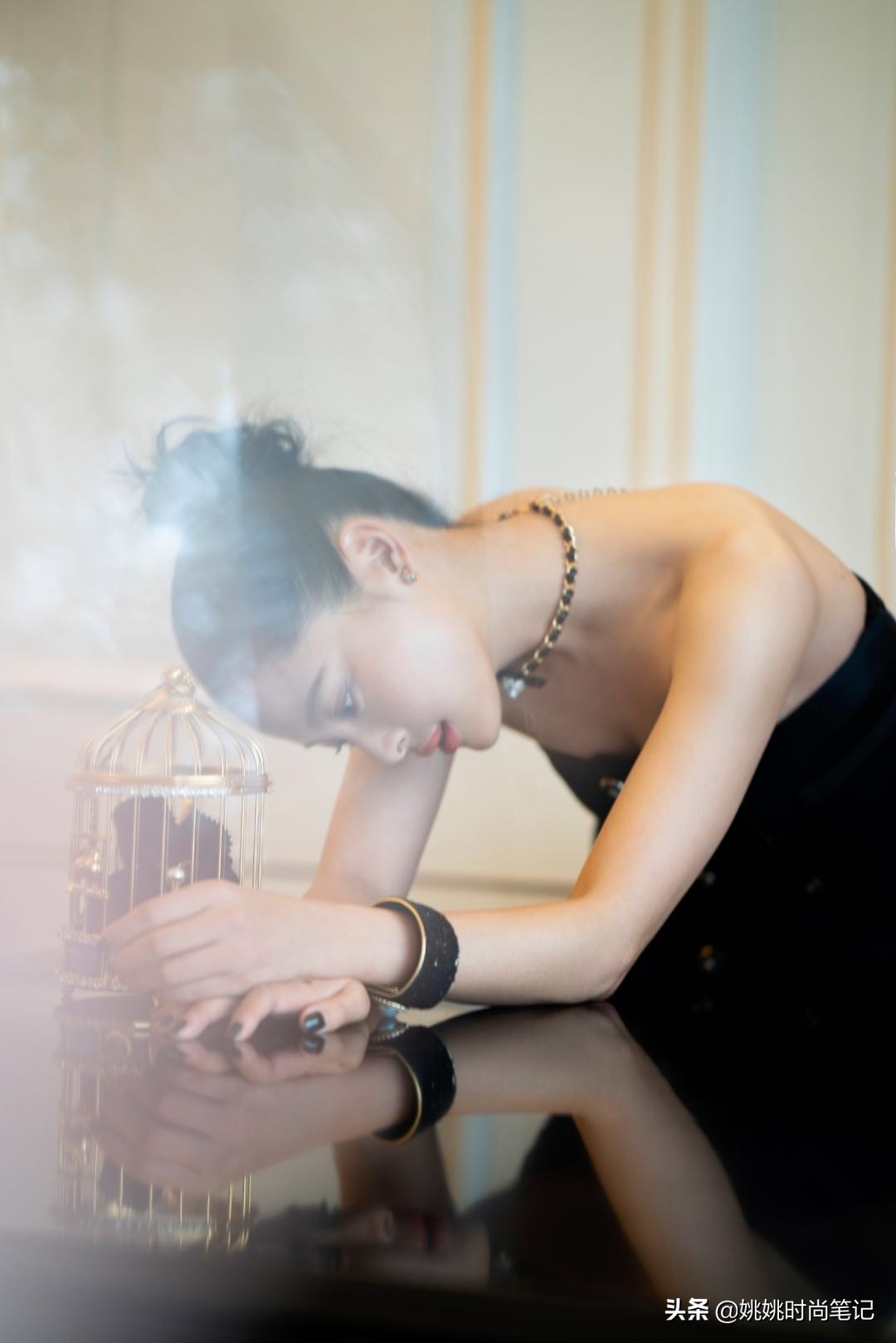 辛芷蕾香奈儿穿搭,辛芷蕾巴黎时装周穿白色拖地礼服