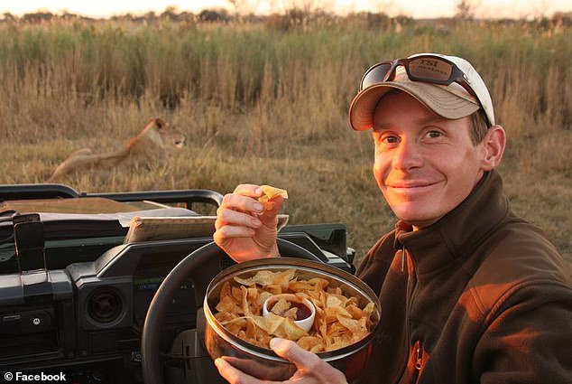 南非一愤怒公象猛冲向游览车,南非大象发怒路上疯狂冲撞游客车