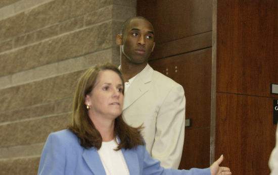 对照刘强东和科比性侵案细节异同，当年的鹰郡事件是场仙人跳吗？