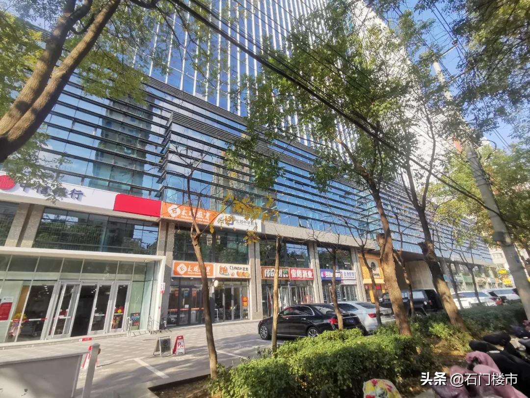 一墙之隔，每平米差7000元？中介：开发商自己的物业，一般