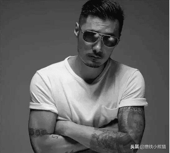 五个动作打造饱满胸肌,男平胸如何用弹力带快速练出胸肌