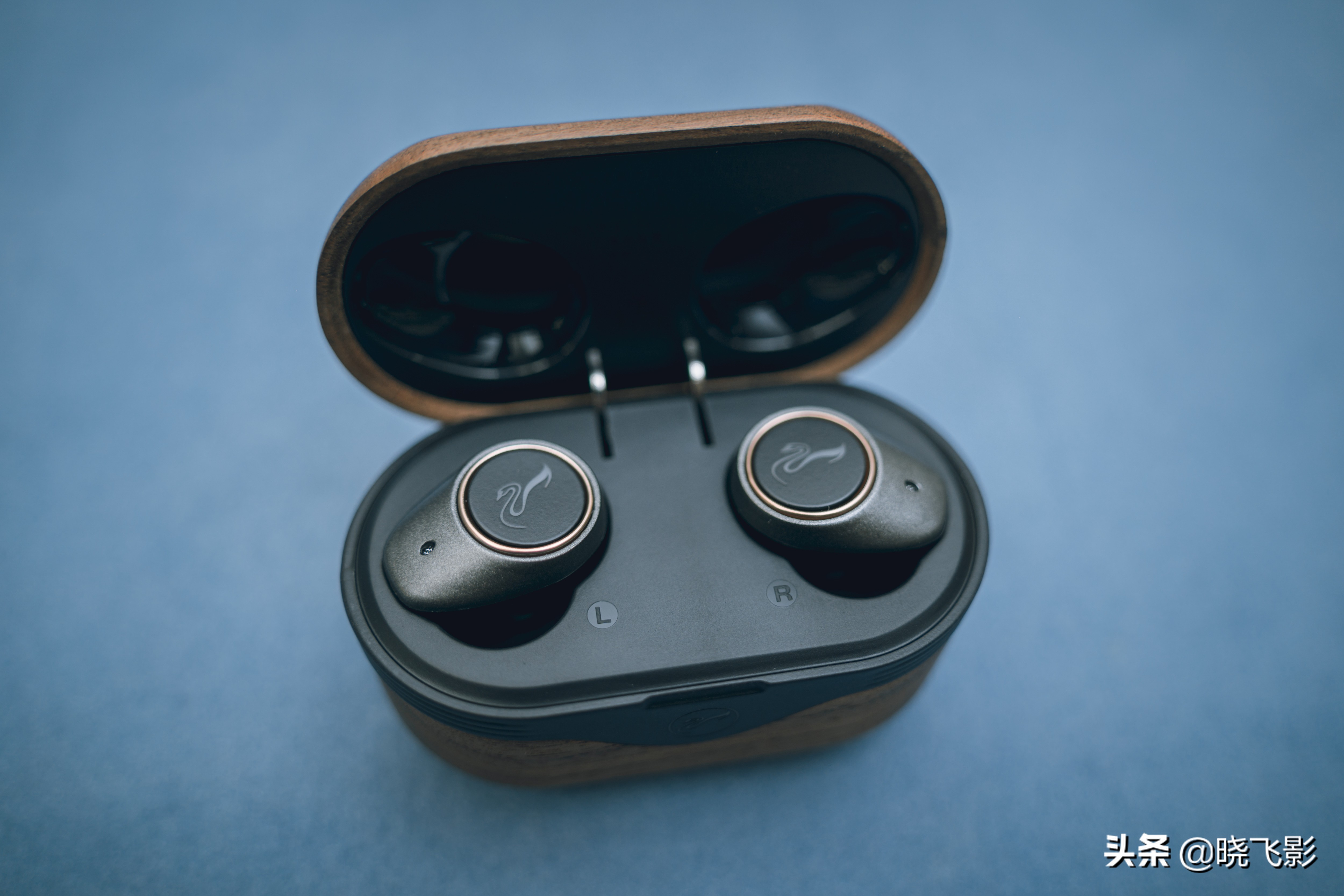 一个耳机盒有两种耳机,一个耳机盒