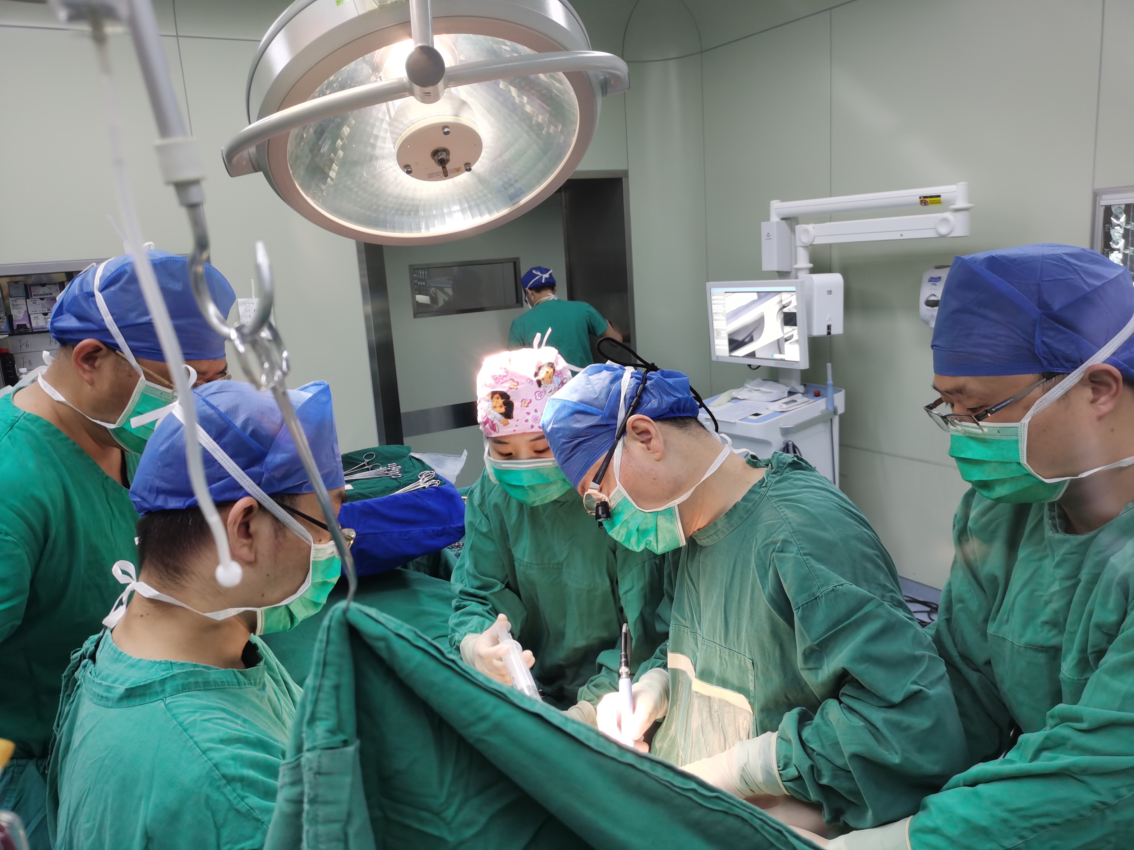 【危险】女娃下河戏水屁股被竹签桩插中，鲜血直流！江西省儿童医院为其紧急手术重塑肛门、会阴