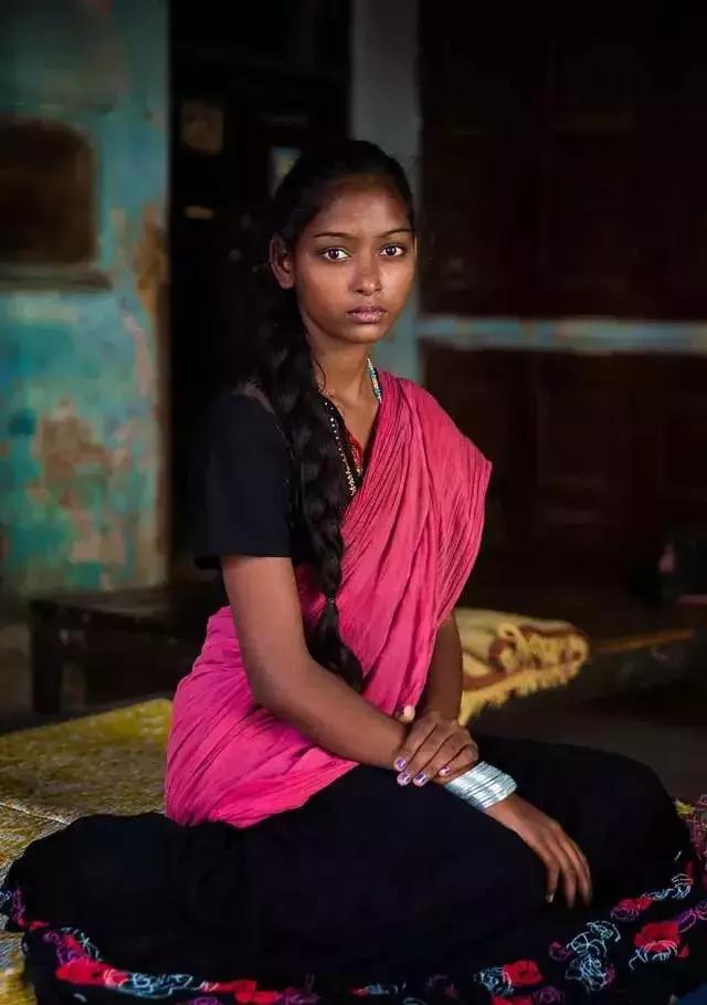 一个普通的上班族起早贪黑,一个打工人四处奔波