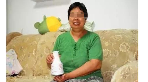 我提前下班回来看到父亲和岳母在卧室，父亲说我不懂规矩我很尴尬