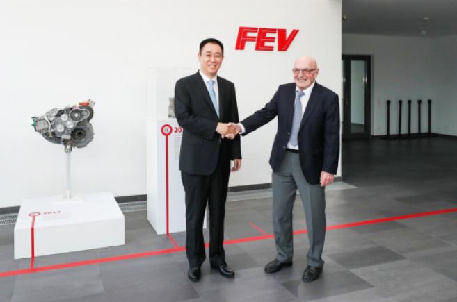 真爱粉！著名香港歌星李克勤身穿“恒驰”现身天体，支持广州恒大队