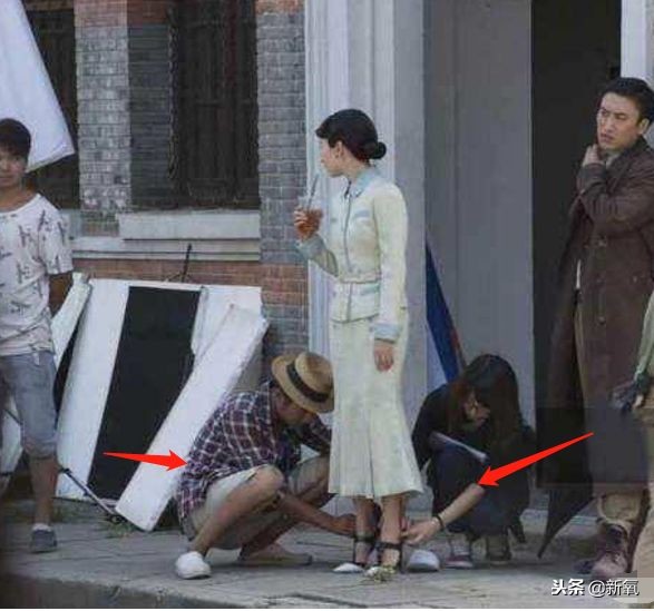 她耍大牌到让女助理给她脱袜子？