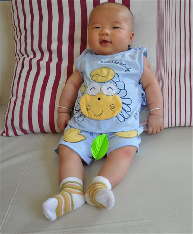 六个月宝宝还不会独坐怎么回事,六个月宝宝不会站立是怎么回事