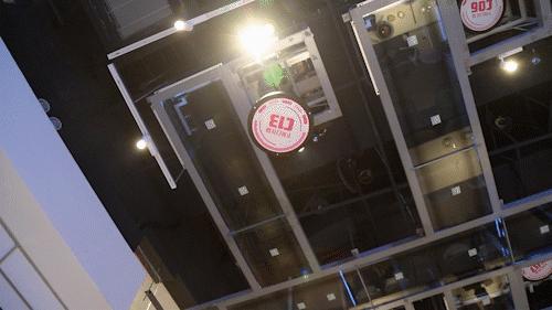 听说有群机器人乘“太空舱”悄然登陆广州?