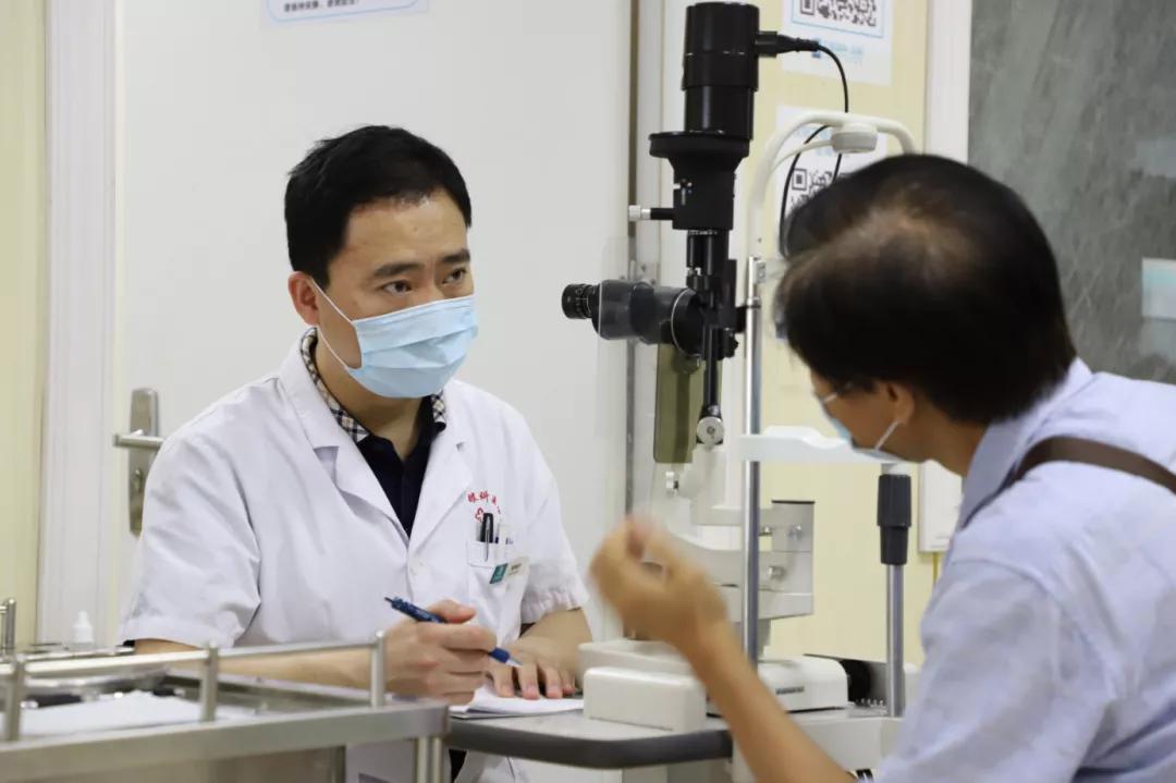 戴隐形眼镜后，感觉眼睛疼、红？胡晓兵主任提醒：戴眼镜要注意