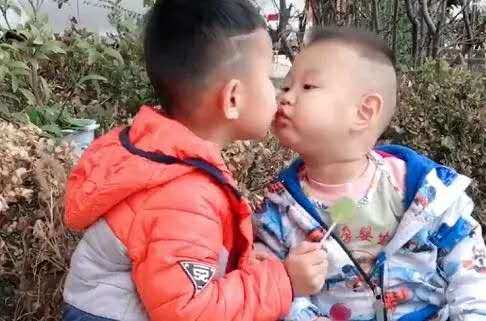 泡奶粉、换尿布，那些在家带娃的大娃们的暖心瞬间