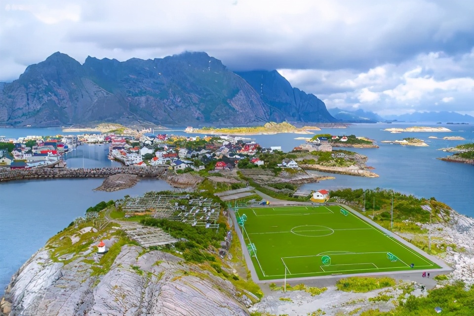 它建在只有30公顷的小岛上，网友：一脚就踢到海里了