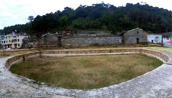 俗语“坟前坟后两家当，家败人亡恐相离”，什么意思，有何讲究？