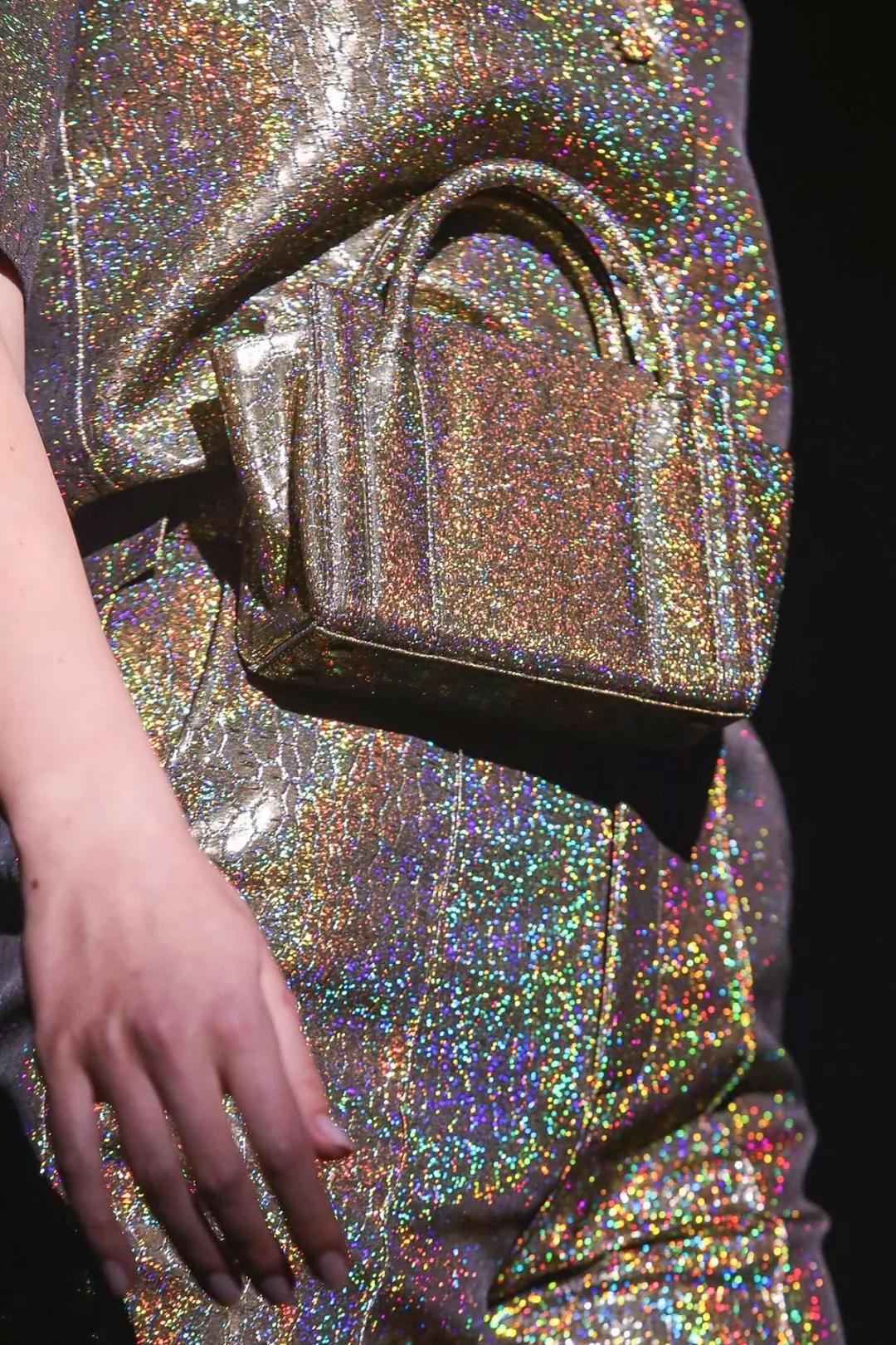 等疫情过后穿上漂亮的衣服,等疫情过后去赏花