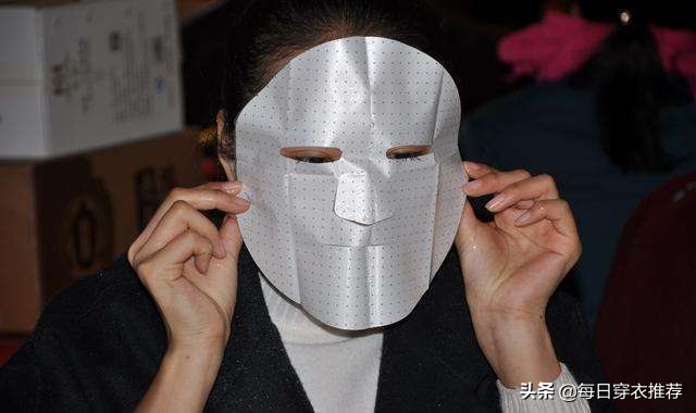 敷面膜时：上面的塑料纸切记别扔掉，教你正确方法，面膜吸收更好