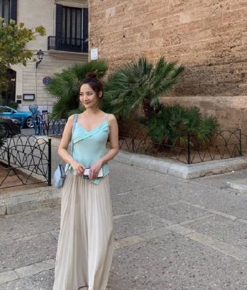 34岁朴敏英颜值太耐打了，收腰的连衣裙又美又飒，女人看了都心动