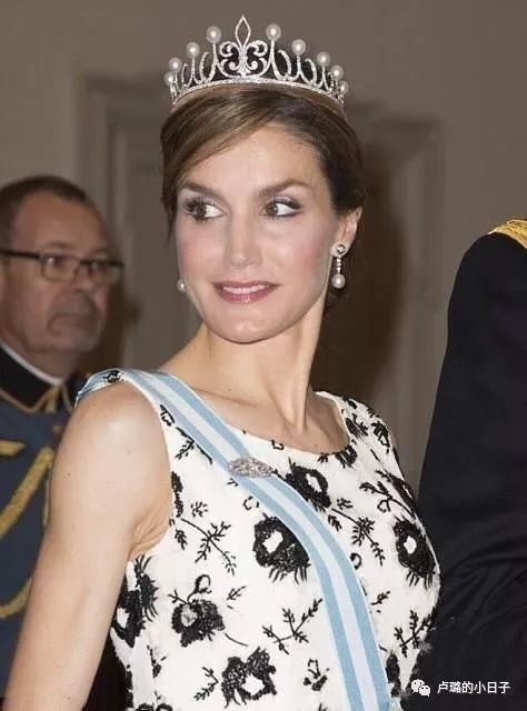 英国女王戴的超级超级珍贵的王冠,各国女王加冕皇冠图片