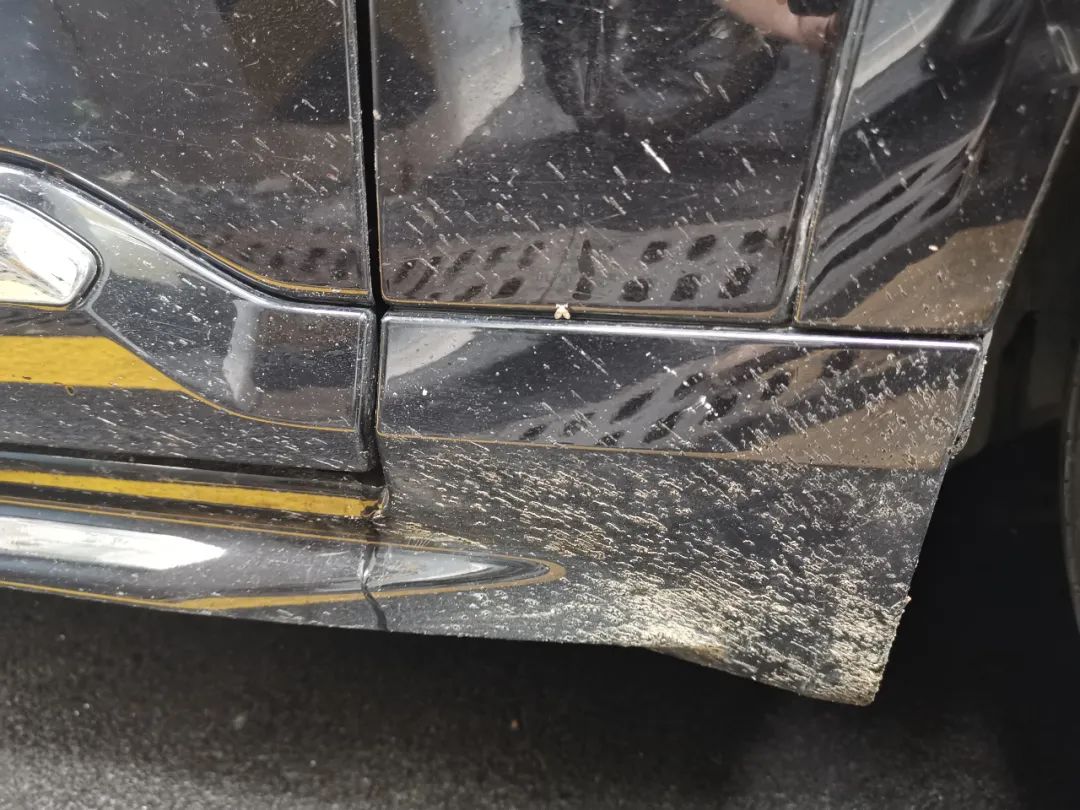 车上沾了水泥怎么处理,车上沾到沥青