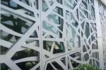 铝板幕墙变形是什么原因,幕墙铝板变形修复