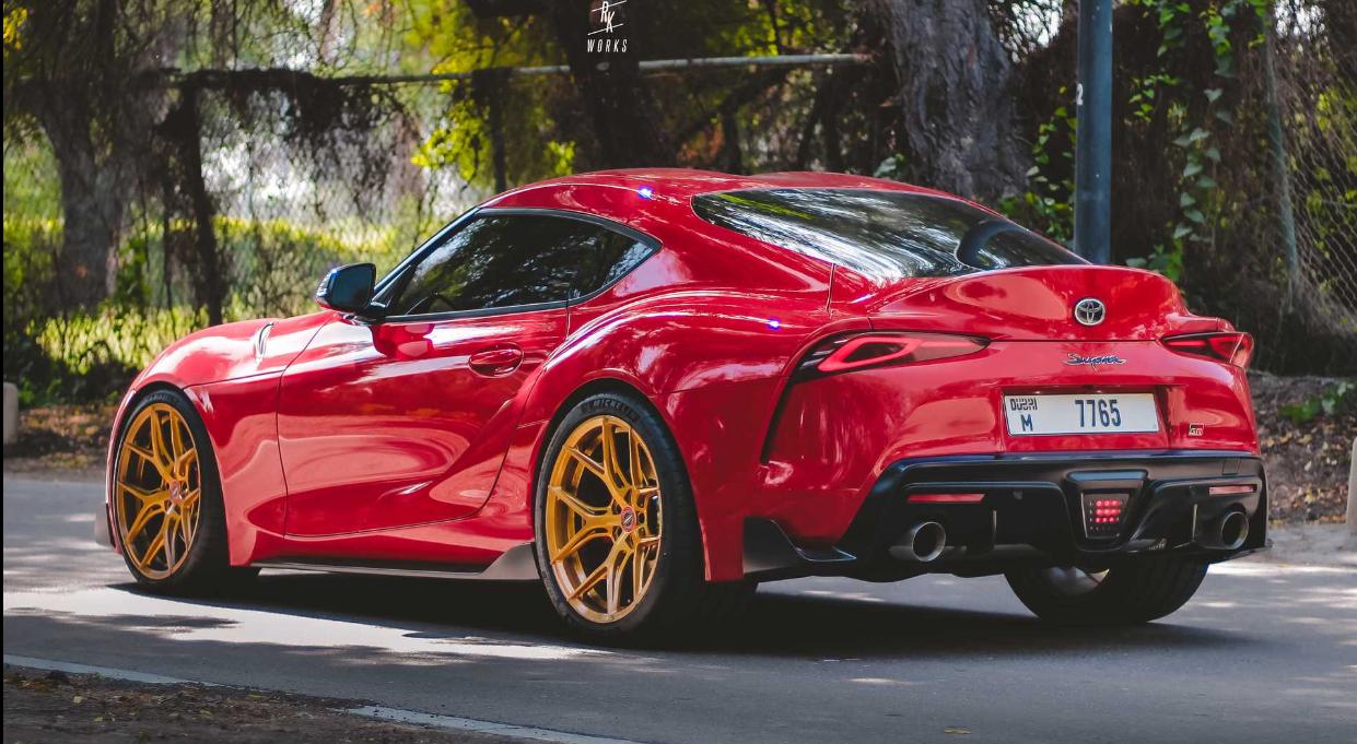 丰田SUPRA搭配金色沃森车轮：看起来很有*伤杀**力