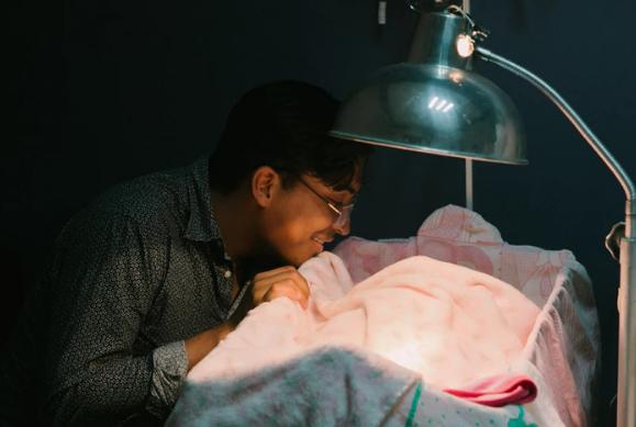 2-3月宝宝一到晚上就哭闹怎么回事,2-3个月宝宝晚上哭闹不止的原因