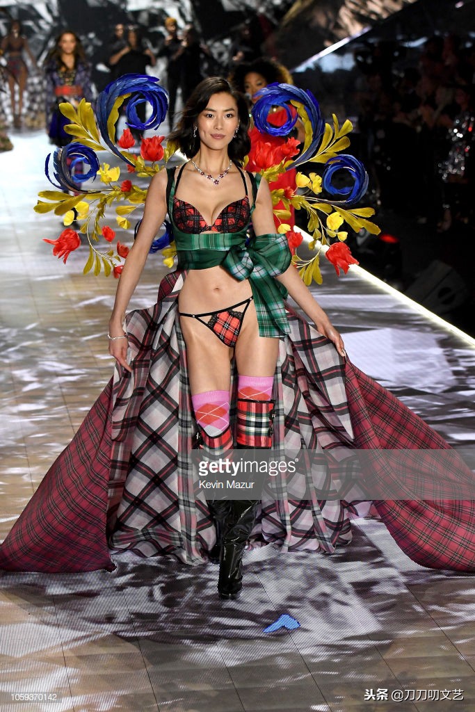 刘雯维密秀一套红蕾丝,走秀刘雯奚梦瑶维密