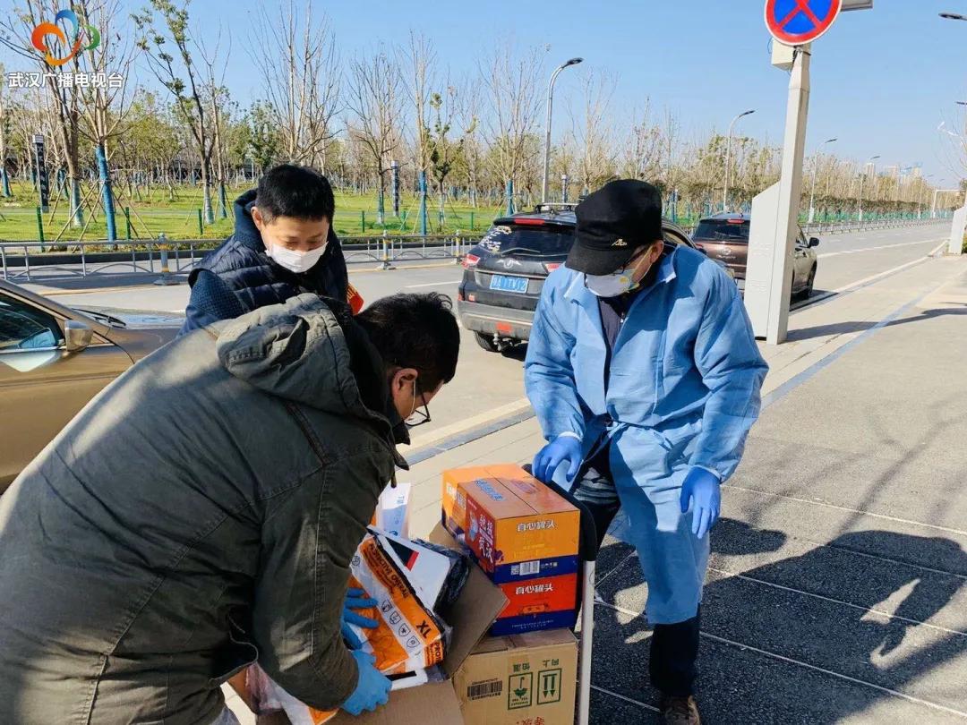 协助街道招募防疫志愿者346名,志愿者为疫情社区送物资