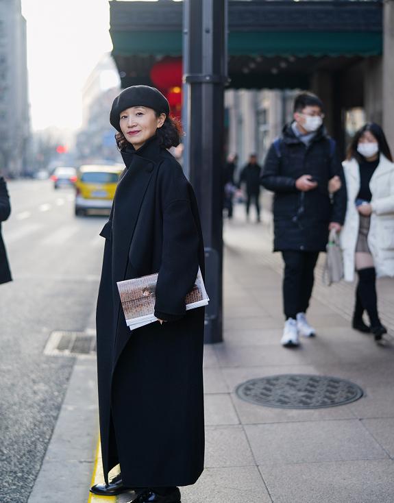 穿黑色显老气吗,穿黑色显老还是显年轻