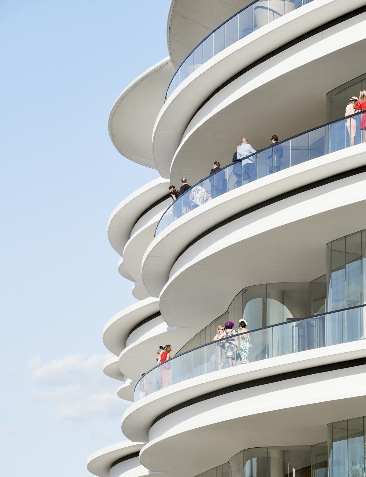 这个赛马俱乐部看台开放后,喜欢赛马的人数倍增