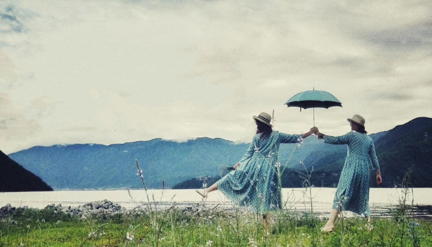 闺蜜旅游拍照片怎么摆动作,闺蜜旅游拍照姿势大全站姿