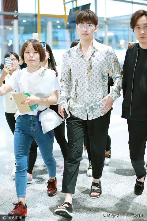 为什么男人穿凉鞋很难看,为什么感觉穿凉鞋很丑