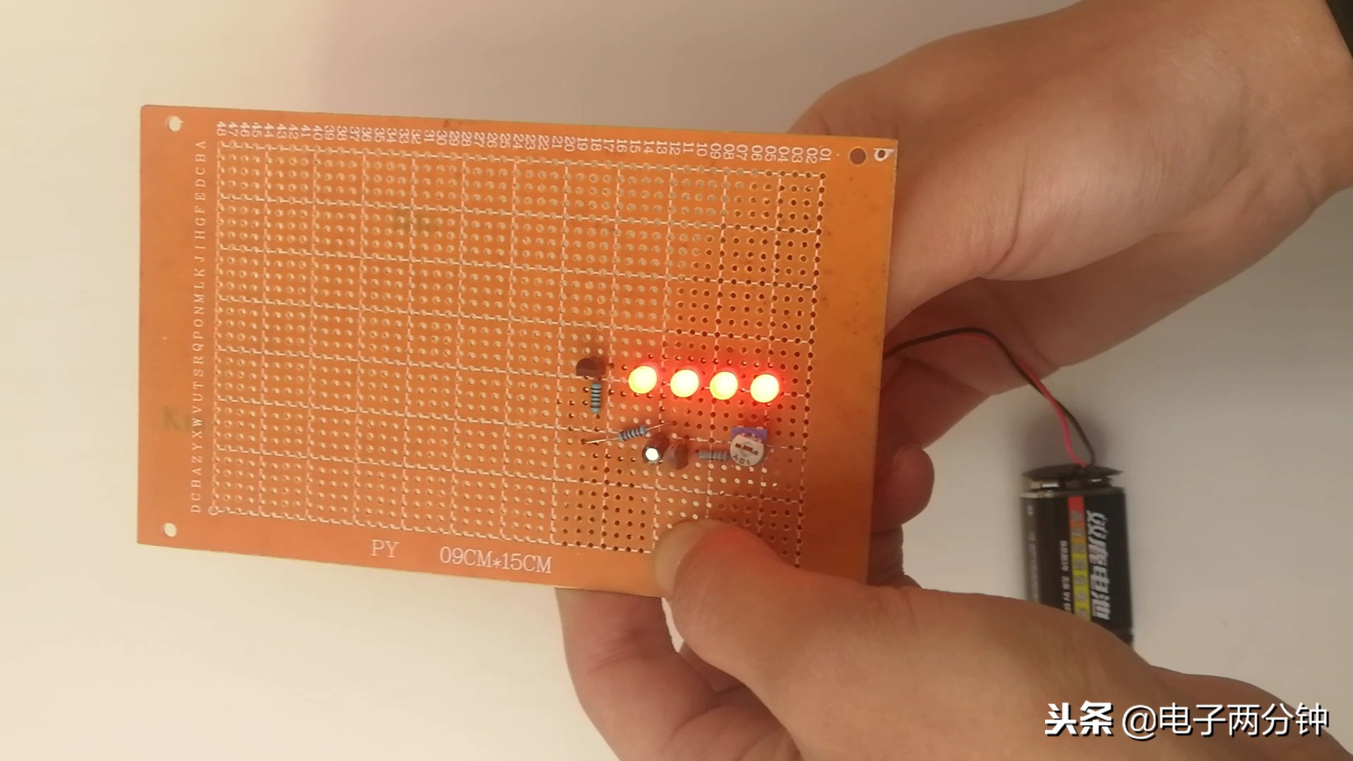 设计一个亮1秒灭2秒的闪烁电路,设计一个简单电路图并说明原理