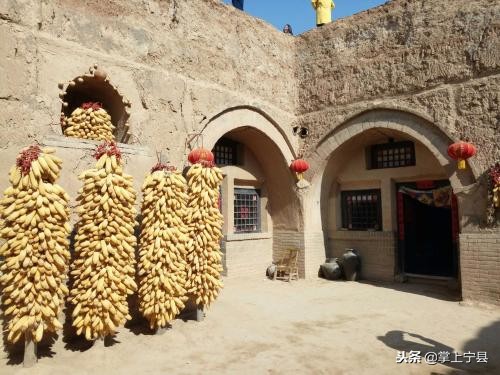 甘肃省宁县民间原始住宅窑洞,原始村庄的窑洞