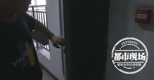 男童被裸露电线电击晕倒,十七岁男孩被电击烧伤