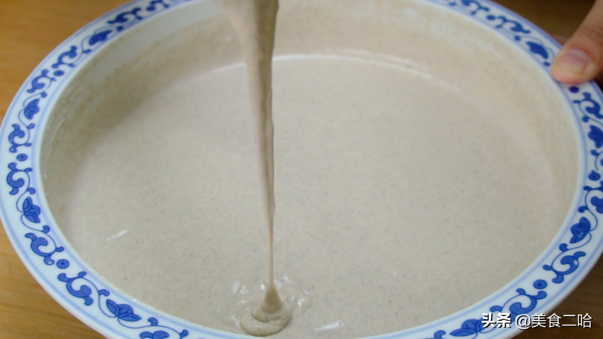 煎饼果子面糊家常做法最佳配方,煎饼果子怎么配面糊做出来软