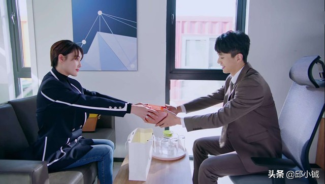 尴尬了!张馨予竟然送给男友一块假的“百达翡丽”