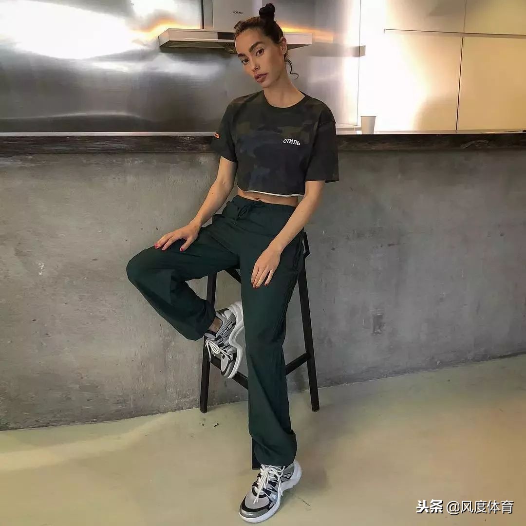 *窥偷**女神AdrianneHo的ins照片,我仿佛打开了新世界的大门……