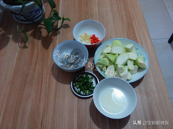 丝瓜荷包蛋烩虾仁,家常菜丝瓜炒虾仁色香味俱全