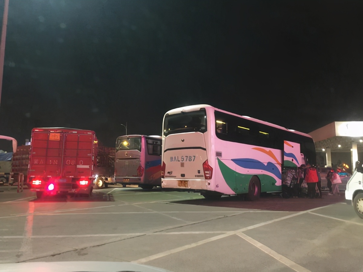 无安检，每天上百乘客发全国，高速服务区成黑大巴倒客集散地？