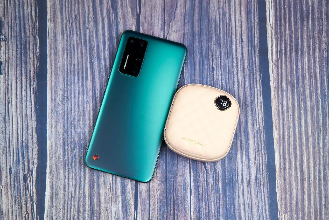 既是充电宝又是暖宝宝,既是充电宝又是插头