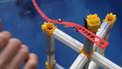 如何同时玩300颗弹珠？盖一座3米高的弹珠城堡就好了