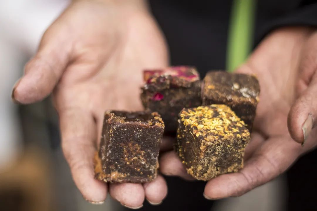 秋天的第一杯手工古法黑糖水，充满甜蜜和温暖