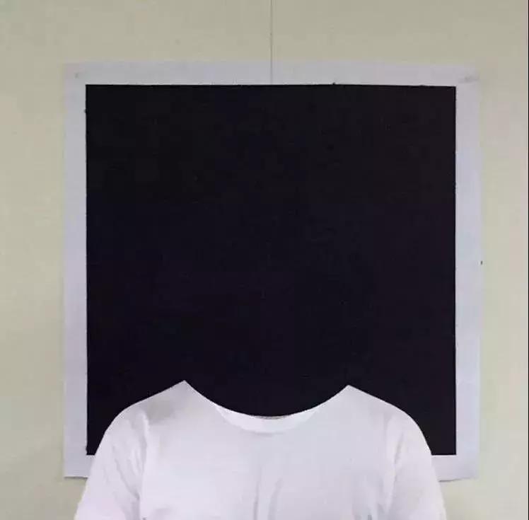 它比虚无的黑洞更黑，让全世界的瞳孔无法聚焦